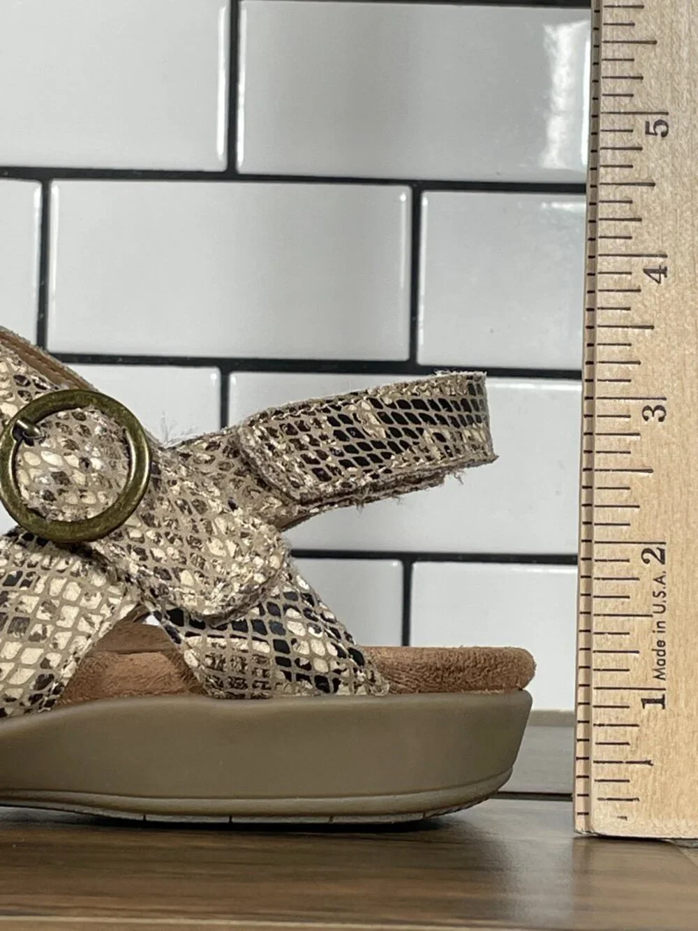 Earth Origins Beck Shoes Womens 7.5 Narrow Taupe Reptile Print Strappy Sandals